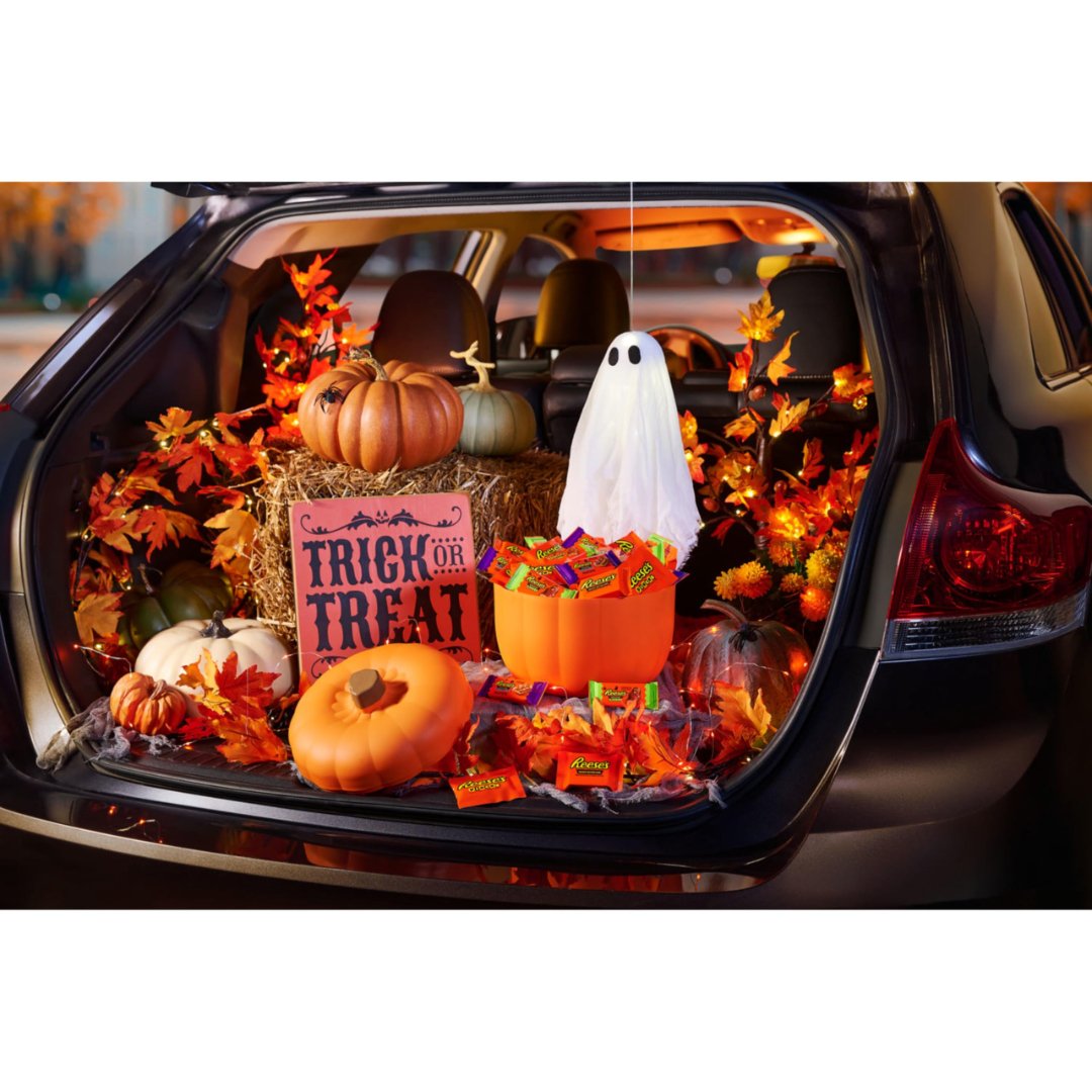 Reese's Halloween candy pumpkin bowl for trunk or treat