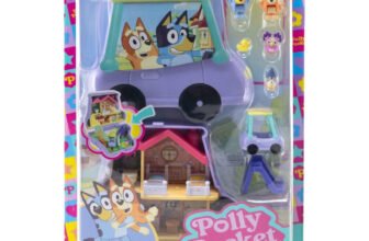 Polly Pocket Bluey Compact pack shot with Bluey and Bingo figures